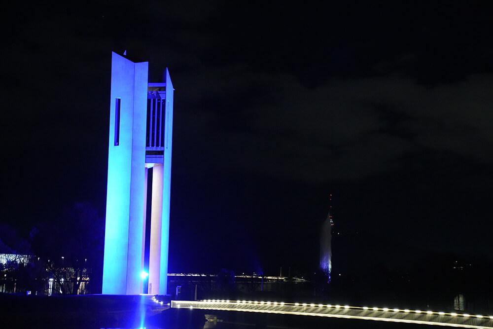 Carrilon lit blue